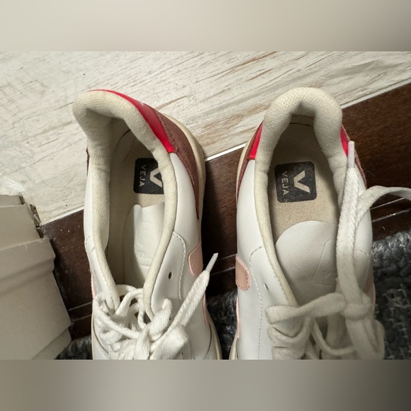 Veja v10 Women's White and Pink Sneakers - Picture 5 of 9